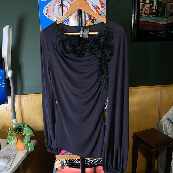 Bisou Bisou Black Top with Textured Floral Accent contouring size medium - Picture 4 of 7